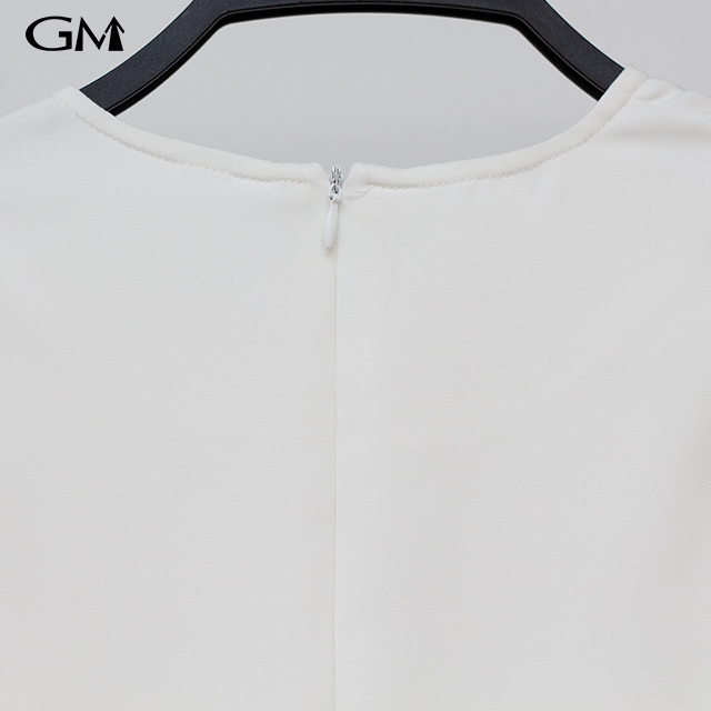 New minimalist and versatile round neck white top