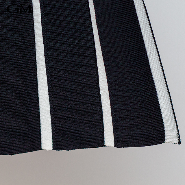 Stripe knit pleated skirt