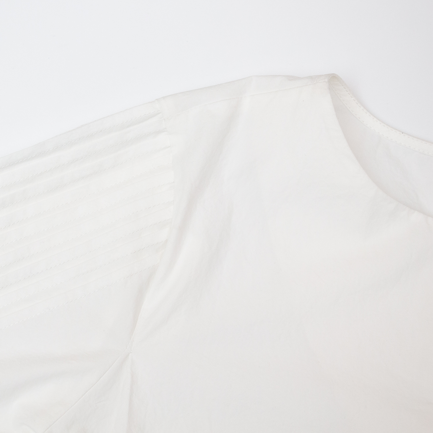 New slim fit small V-neck solid color top