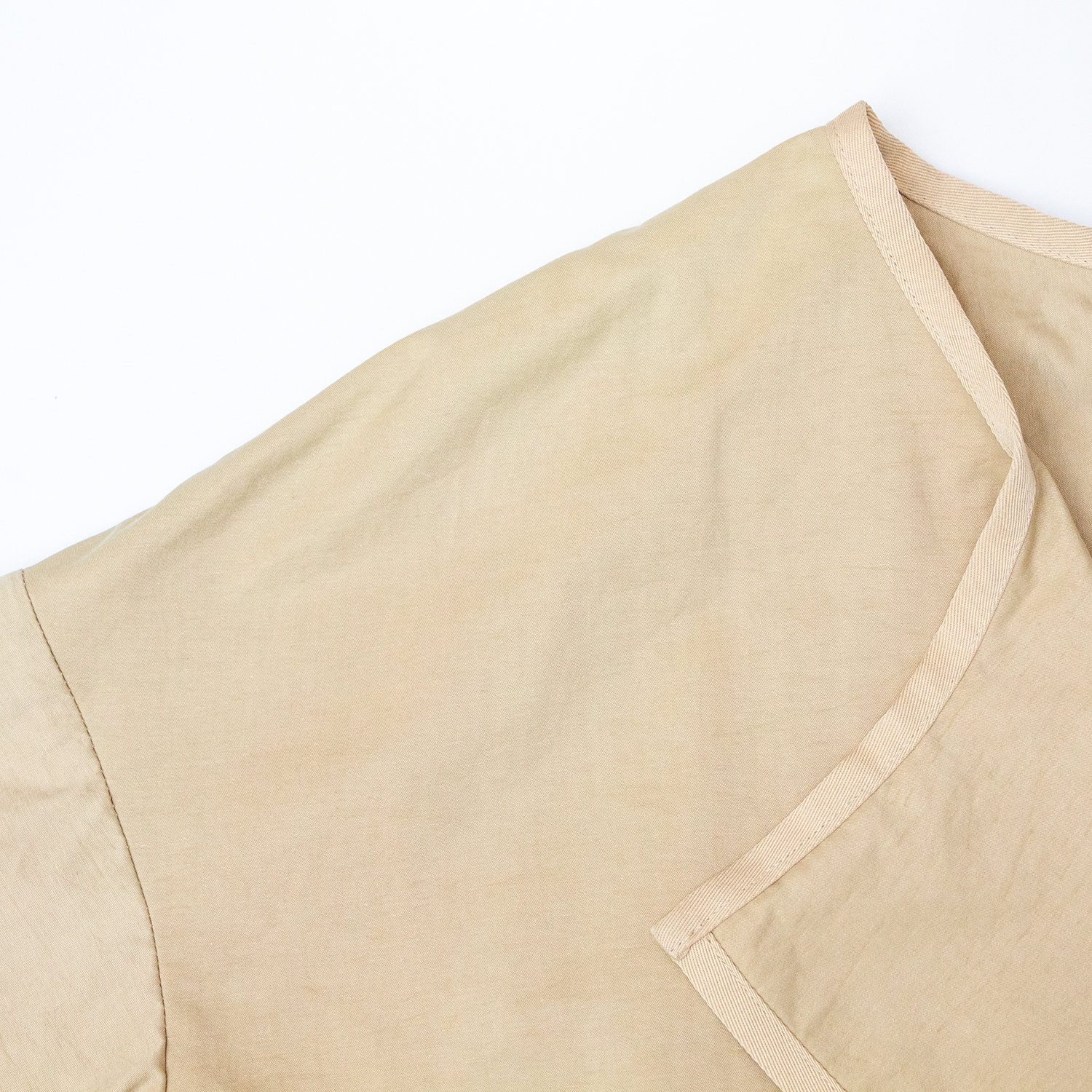 Fashionable and minimalist khaki long windbreaker
