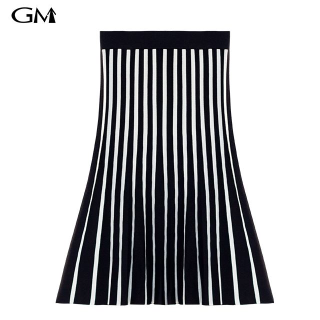 Stripe knit pleated skirt