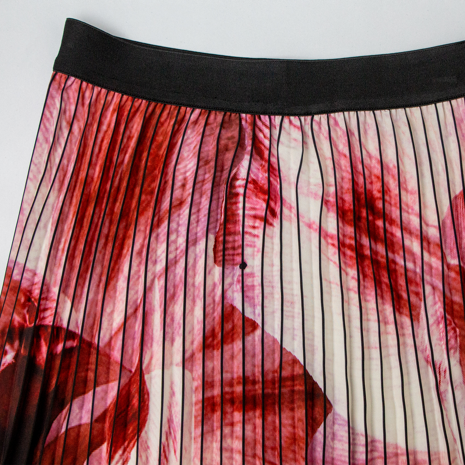 Fashionable and elegant red printed high waisted pleated skirt