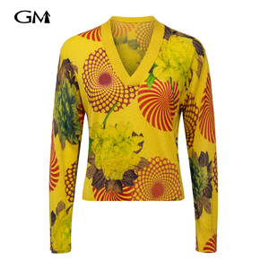 New abstract printed V-neck knitted pullover top