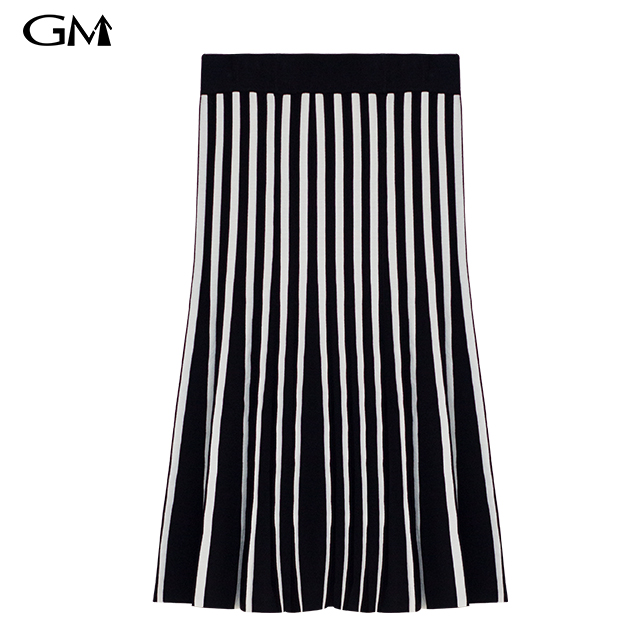 Stripe knit pleated skirt